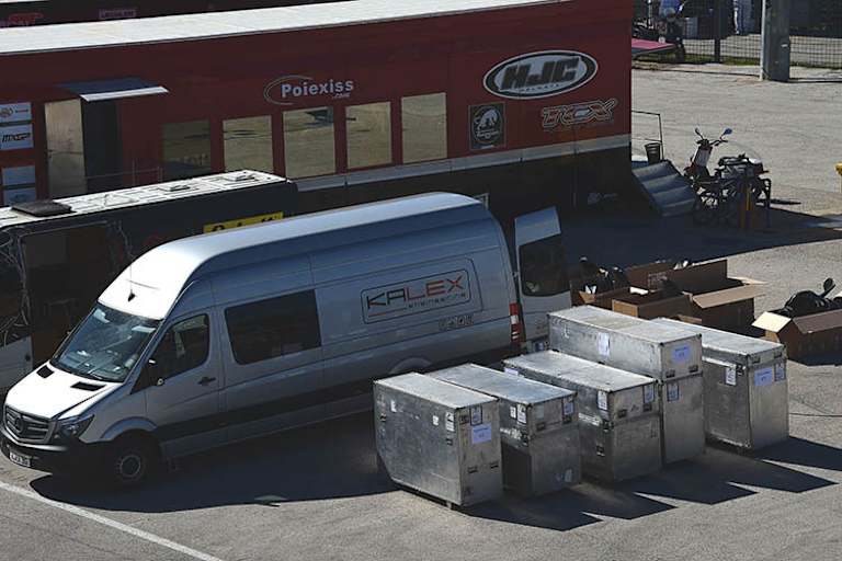 Der Kalex-Sprinter im Fahrerlager von Jerez mit einige Überseekisten