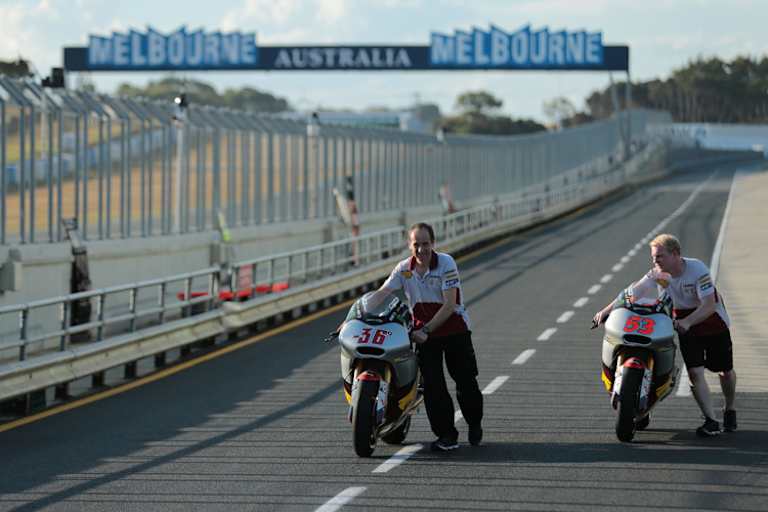 Kallios Crew-Chief Stefan Haseneder (links) in der Boxengasse