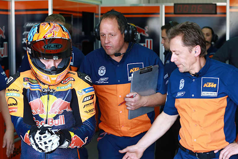 Mika Kallio mit Teammanager Mike Leitner (ganz rechts)