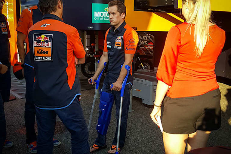 Mika Kallio nach dem Crash auf Krücken