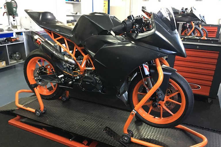Die rennfertige KTM RC390 soll in Aragon und Valencia den letzten Schliff bekommen 