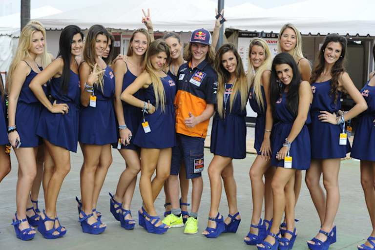 Karel Hanika mit den Red-Bull-Girls in Las Termas