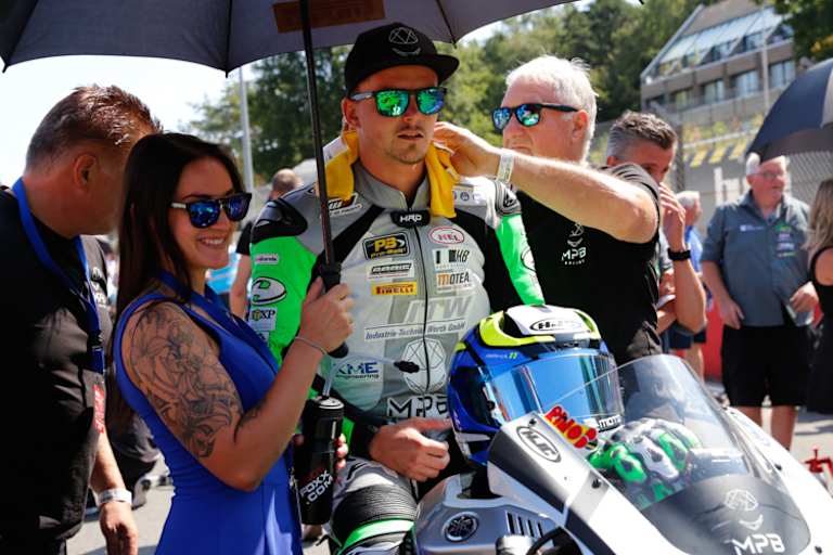 Frau Kartheininger mit Schirm