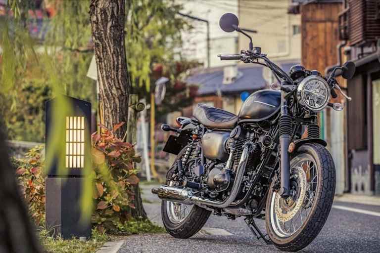 Die Kawasaki W800 Street sieht auf den ersten Blick aus wie ein Motorrad aus den 60ern - und ist mit dem Führerschein A2 zu fahren