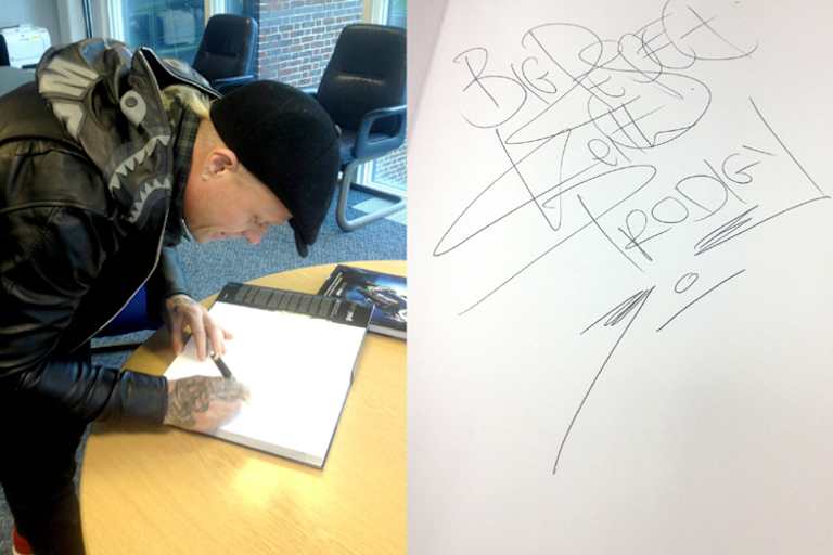 Keith Flint signiert einen Bildband