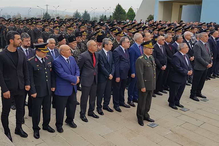 Politisch und militärisch verkehrt Kenan Sofuoglu (vorne links) in höchsten Kreisen