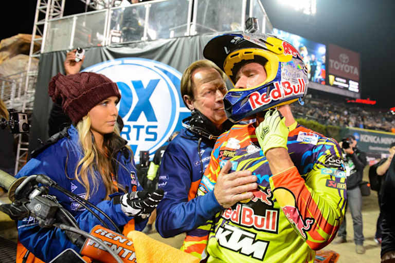 …und Teammanager Roger DeCoster sowie Freundin Mariah