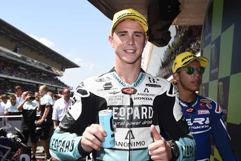Danny Kent in Barcelona, rechts hinter ihm Rivale Bastianini