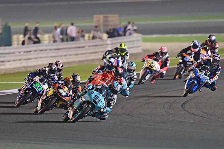 Das Rennen in Katar: Danny Kent (52) führt vor Brad Binder (41) und Enea Bastianini (33)