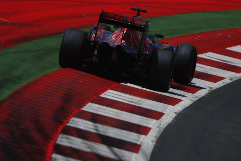 Gemäss der FIA fahren die Piloten zu oft auf den Randsteinen