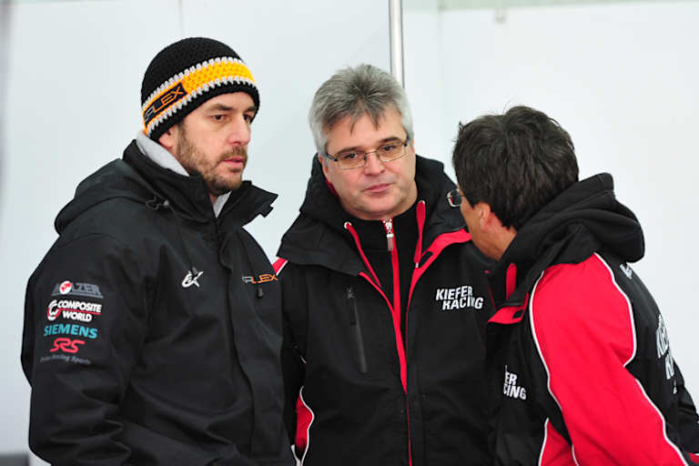 Kalex-Designer Alex Baumgärtel mit Jochen und Stefan Kiefer (v. li.)