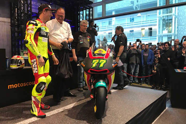 Auf der Bühne: Aegerter, Siegrist und Kiefer nach der Enthüllung der KTM