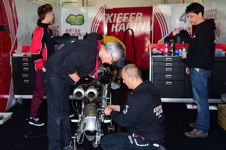 Neubeginn: Links Danny Kent, Jochen Kiefer (über die Honda gebeugt) und Teammanager Stefan Kiefer