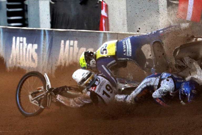 Übler Crash von Kildemand (19), Zagar (55) und Pedersen