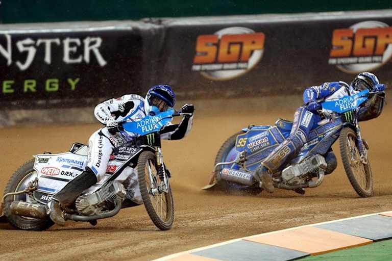 Im Speedway wird in den Kurven über den Driftwinkel gebremst