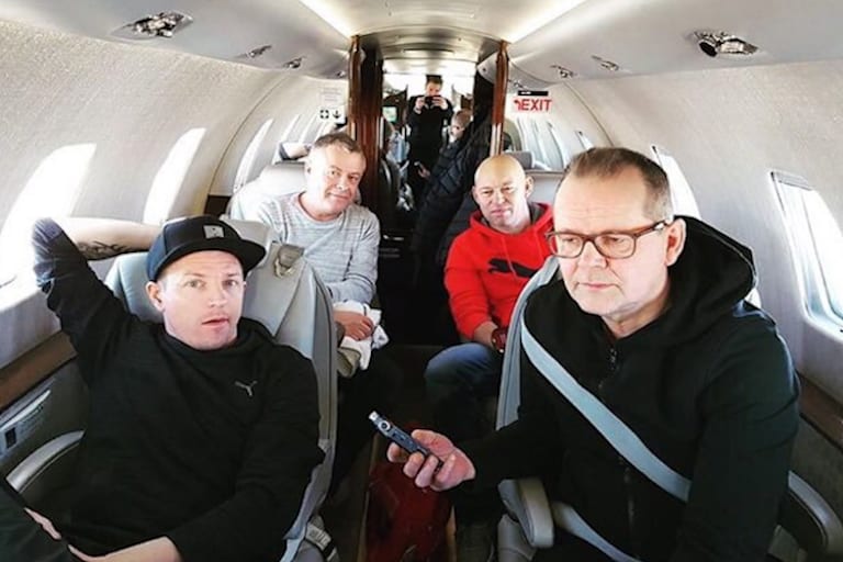 Autor Kari Hotakainen (rechts) beim Interview