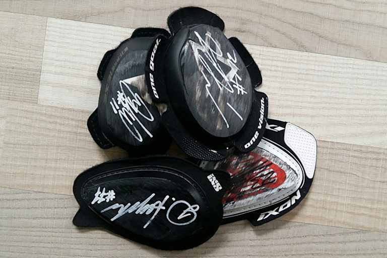 Die signierten Knieschleifer liegen bereit