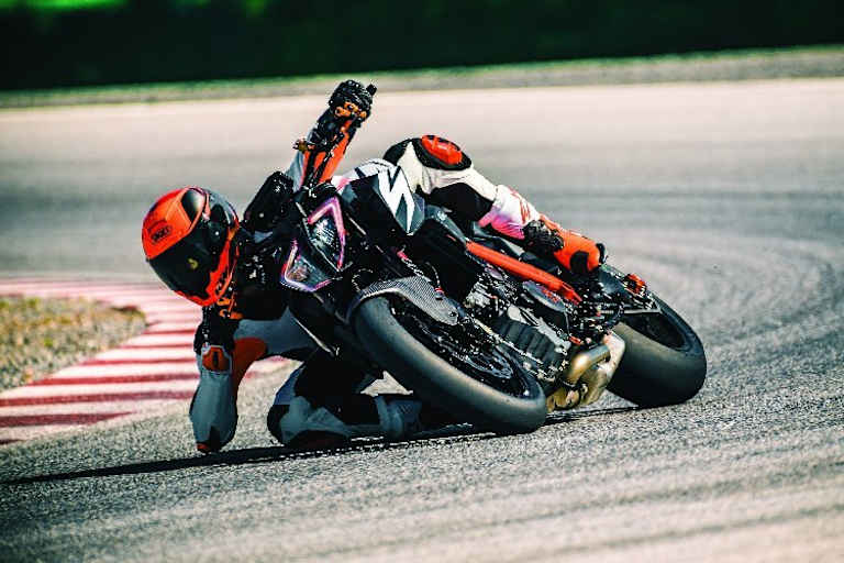 Die KTM Super Duke hetzt spielerisch durch Kurven
