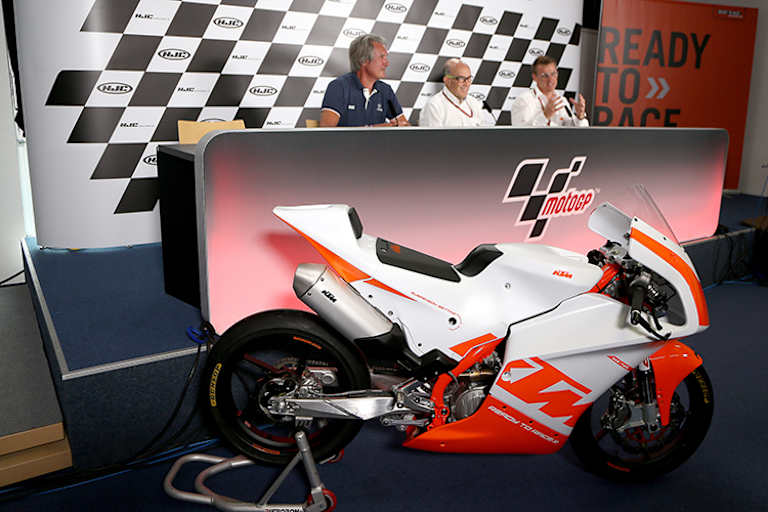 Die neue KTM 250; dahinter Tomczyk, Ezpeleta und Beirer