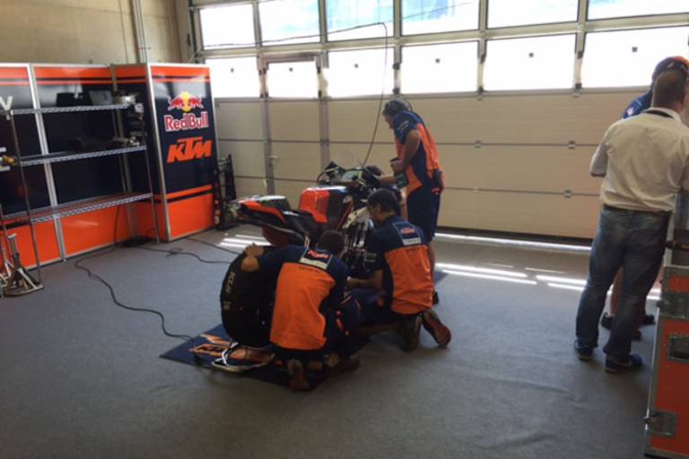 Die KTM-Box mit dem Motorrad von Tom Lüthi