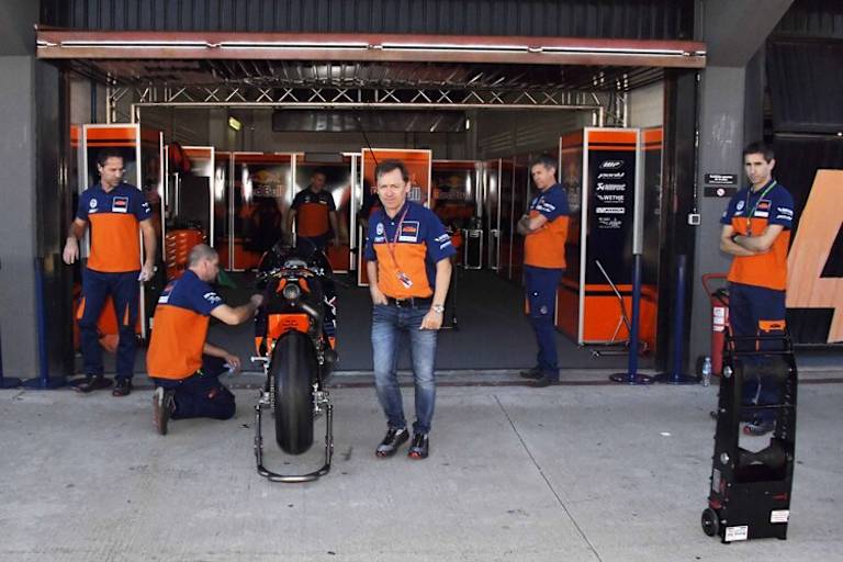 Die KTM-Box in Valencia, Mike Leitner in der Bildmitte