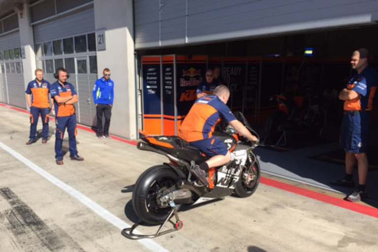 Die KTM RC16 beim Warmlaufen