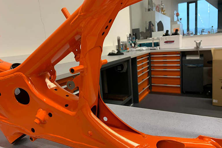 Merke: Auch ein KTM-Motocross-Rahmen hat kantige Rohre