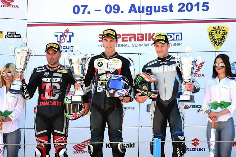 Lorenzo Lanzi und Markus Reiterberger vor BSB-Pilot Josh Brookes (v.li.)