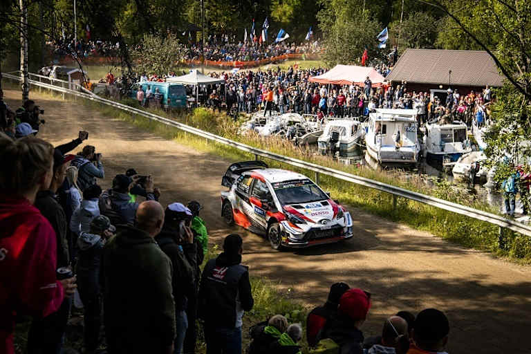 Jari-Matti Latvala vor vielen Landdsleuten