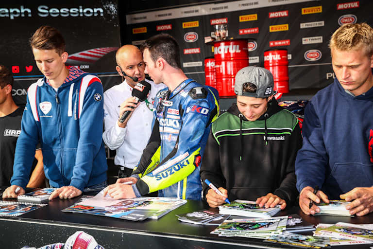 Autogramme gibts auch in Oschersleben