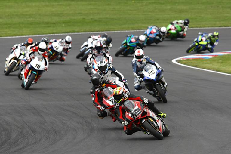 Der Spanier führt sein erstes IDM-Rennen an