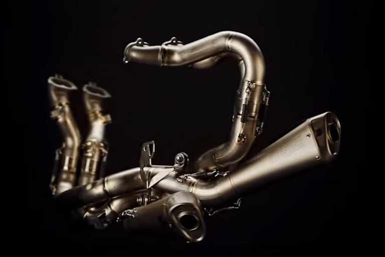 Zweirohr-Auspuff der Superleggera: Eine Metallskulptur aus Titan, gefertigt bei Akrapovic