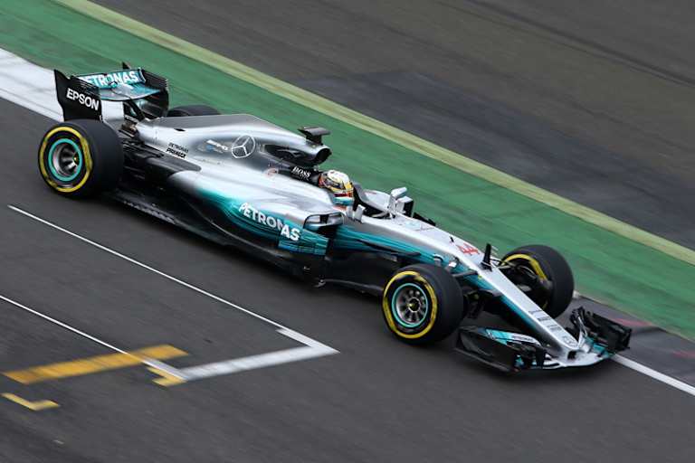 Lewis Hamilton durfte schon die ersten Runden mit dem W08 drehen
