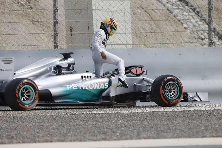 Der Mercedes-Star am Morgen nach seinem Dreher