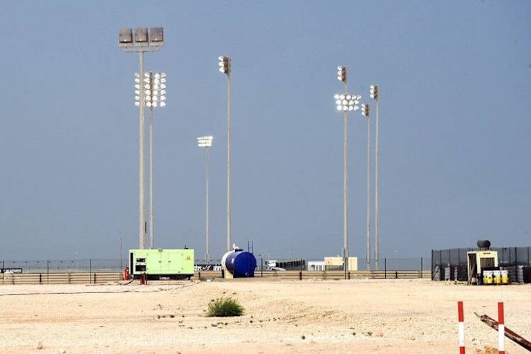 Bei Tageslicht wird der Wald von Flutlichtmasten und Generatoren sichtbar