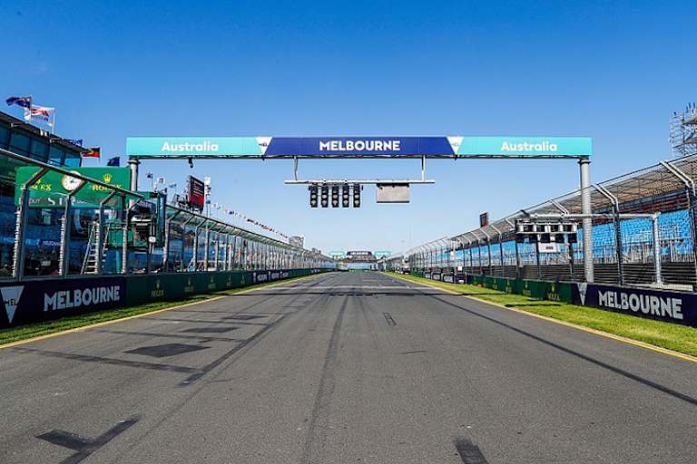 Die normale Startampel (oben) und die zweite, zur Seite versetzte Lichterbatterie (hier rechts)