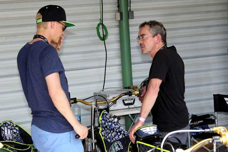 Fredrik Lindgren (li.) mit Konstrukteur Marcel Gerhard