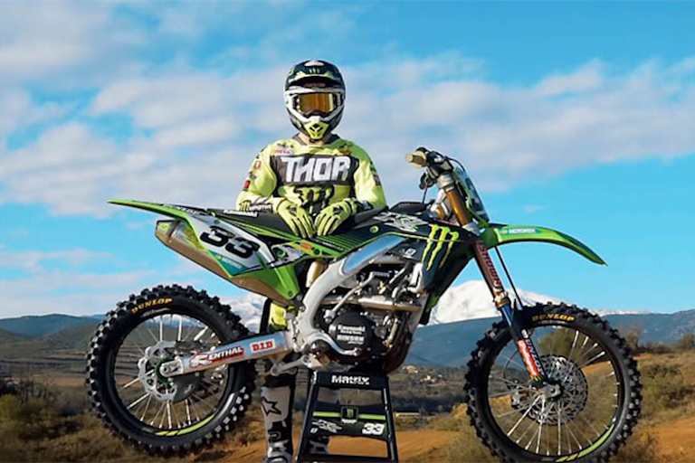 Julien Lieber mit seiner Kawa: Karbonteile sichtbar vor dem Kühler