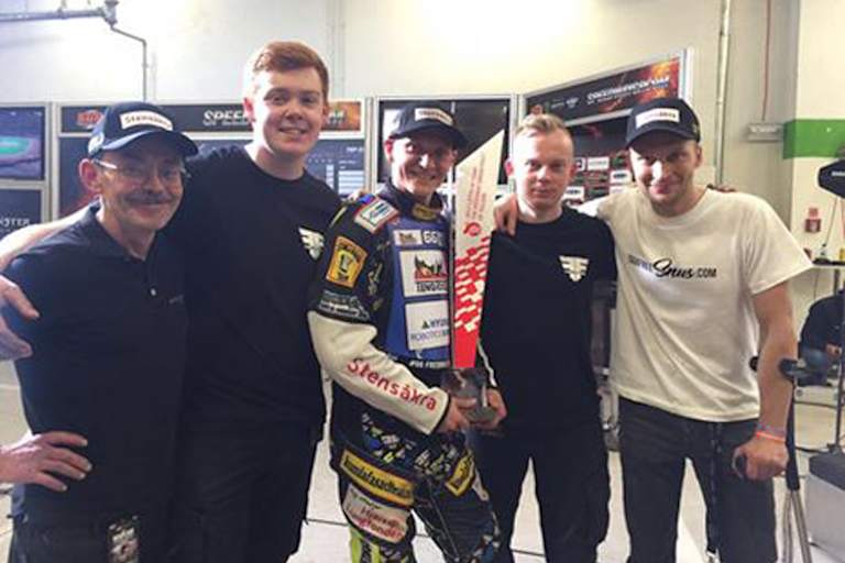 Fredrik Lindgren (Mitte) führt die Speedway-WM an, Joonas Kylmäkorpi (re.) hilft mit