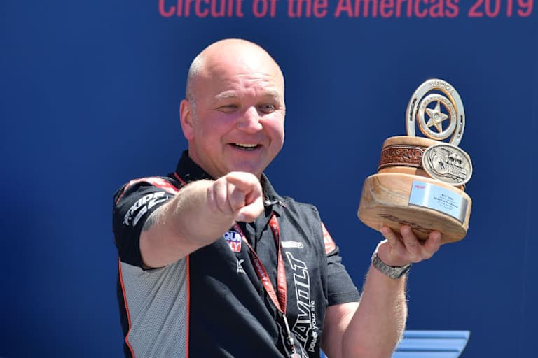 Jürgen Lingg feiert den Sieg in Austin