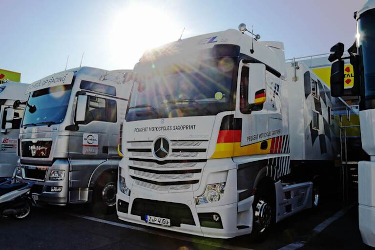 Barcelona-GP: Das Peugeot-Team mit dem ADAC-Auflieger