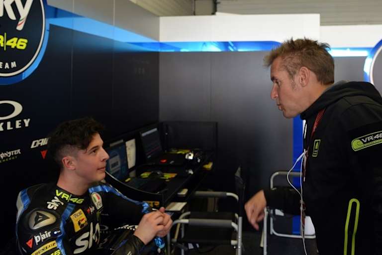 VR46-Coach Roberto Locatelli im Gespräch mit Celestino Vietti