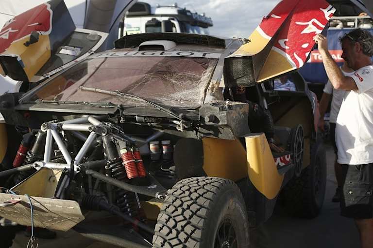 Der Peugeot 2008 DKR von Sébastien Loeb nach dem Unfall