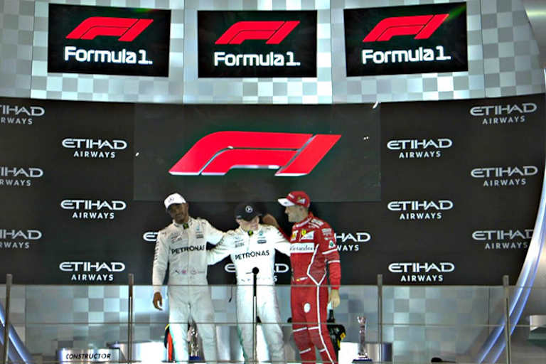 Nach dem Rennen wurde das neue Logo erstmals auf dem Siegerpodest gezeigt