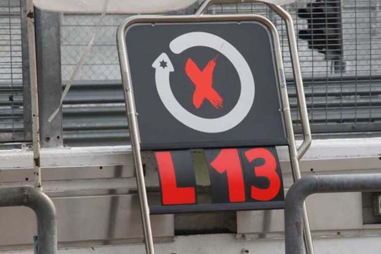 Verräterisch: Das Boxensignal für Lorenzo am Donnerstag