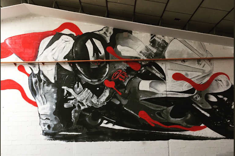 Auf den Wänden ist Jorge Lorenzo abgebildet