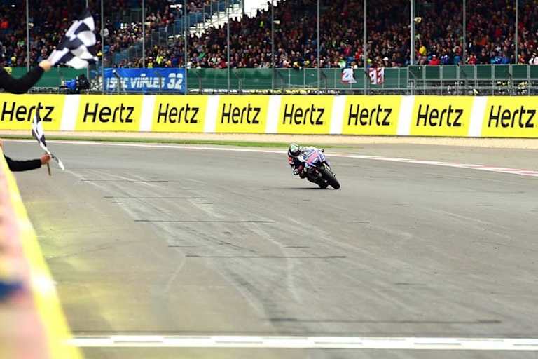 Jorge Lorenzo 2014 bei der Zieldurchfahrt in Silverstone