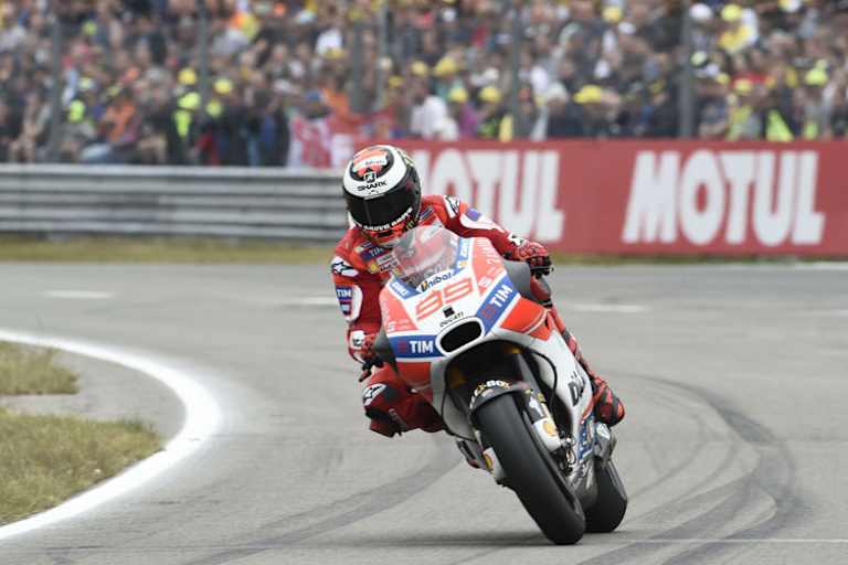 Jorge Lorenzo kommt zum Motorradwechsel an die Box