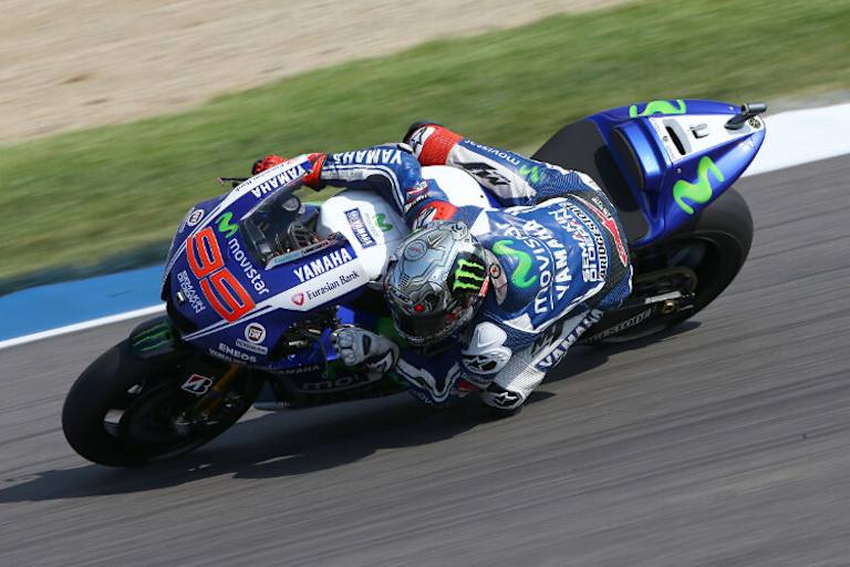 Riders for Health versteigert einen von Lorenzos Helmen