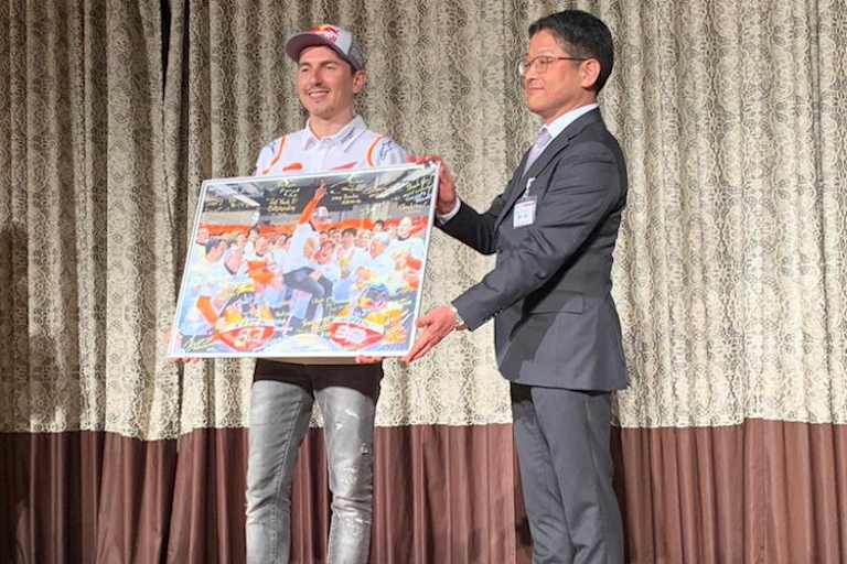 Jorge Lorenzo mit HRC-Präsident Hiroshi Nomura